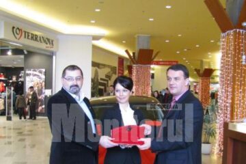 Ioana Tancău, primind cheile de la autoturismulVolkswagen Polo de la reprezentanții Iulius Mall și Auto Mitric