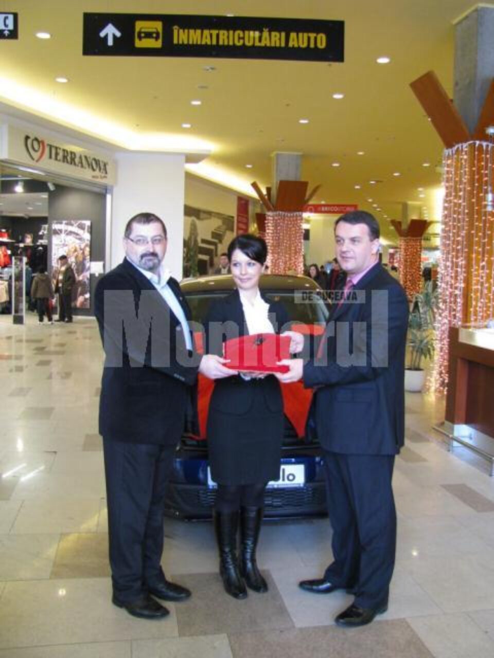 Ioana Tancău, primind cheile de la autoturismulVolkswagen Polo de la reprezentanții Iulius Mall și Auto Mitric