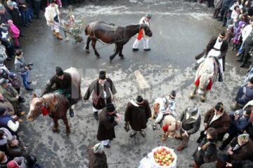 Urători puțini și Revelion în stradă la Fălticeni