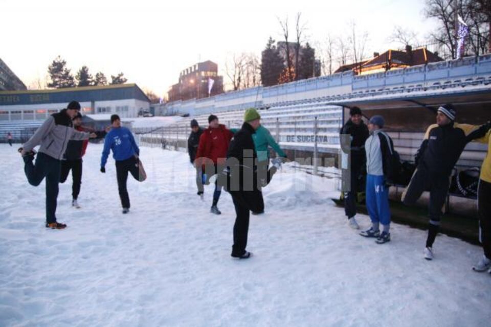 Handbaliștii suceveni rup zăpada pentru a se pune la punct cu pregătirea fizică