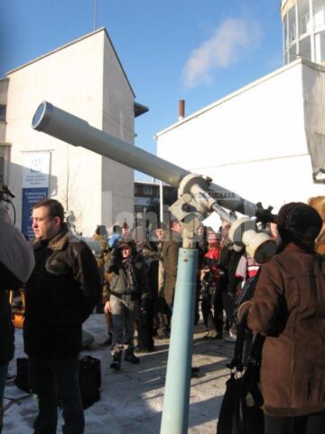 Fenomen astronomic: Sucevenii au înfruntat gerul pentru a vedea eclipsa parțială de soare