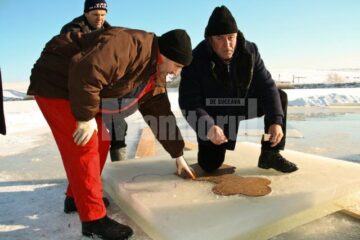 Obicei vechi: Cruci de gheață, confecționate de pompierii civili din Bosanci