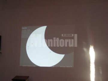 Fenomen astronomic: Sucevenii au înfruntat gerul pentru a vedea eclipsa parțială de soare