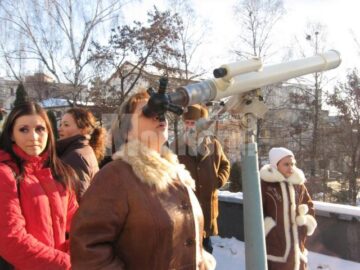 Fenomen astronomic: Sucevenii au înfruntat gerul pentru a vedea eclipsa parțială de soare