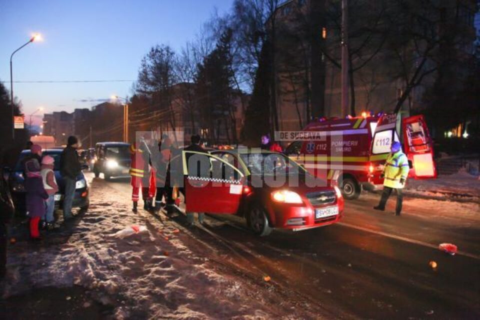Un al treilea pieton a fost accidentat aseară, în zona Catedralei, lângă trecerea de pietoni. Foto: Doru HALIP Un al treilea pieton a fost accidentat aseară, în zona Catedralei, lângă trecerea de pietoni. Foto: Doru HALIP