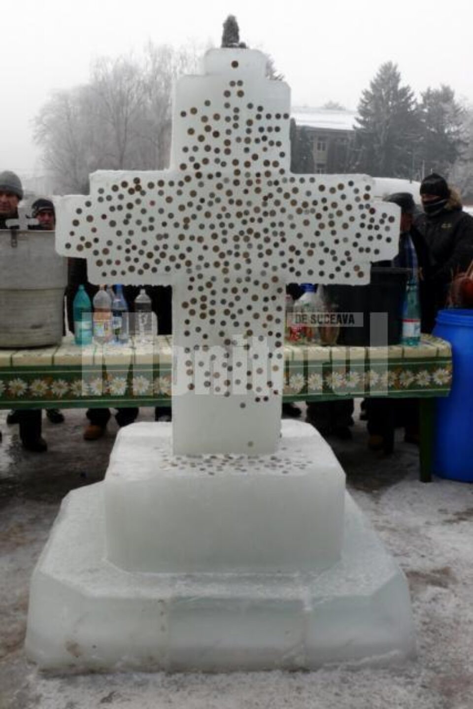 La Fălticeni: Cruce de gheață și bănuți pentru dorințe