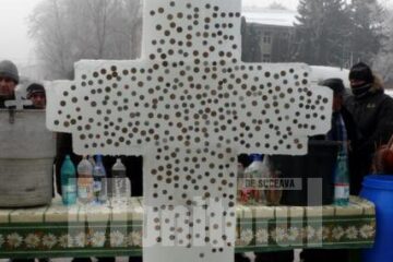 La Fălticeni: Cruce de gheață și bănuți pentru dorințe