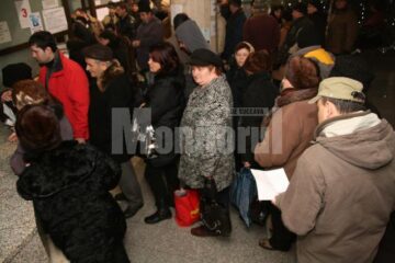 Aglomerație la ghișeele de plata a impozitelor, de la primele ore ale dimineții