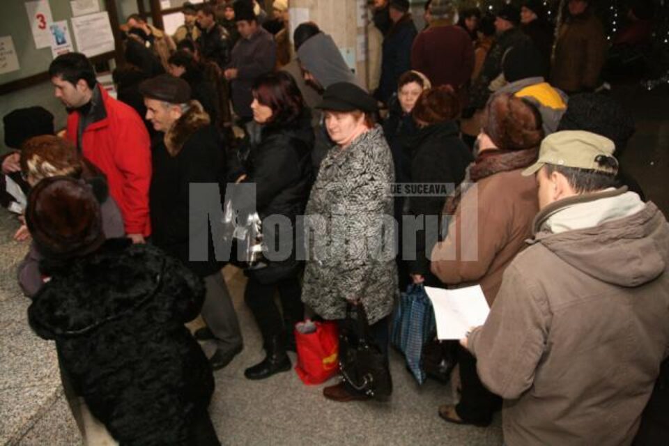 Aglomerație la ghișeele de plata a impozitelor, de la primele ore ale dimineții