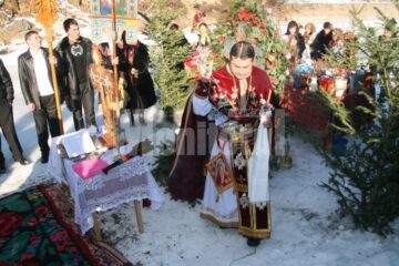 Tradiție: Sute de credincioși, prezenți la sfințirea apelor, la Negrileasa