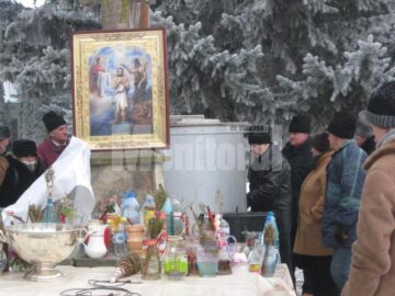 Zeci de credinciosi au asteptat afara, in ger, langa rezervoarele cu apa ce urma sa fie sfintita