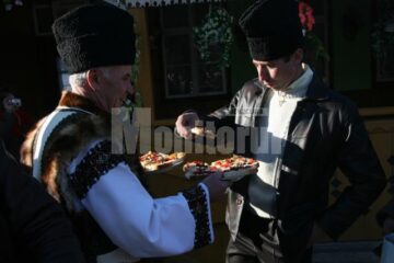 Tradiție: Sute de credincioși, prezenți la sfințirea apelor, la Negrileasa