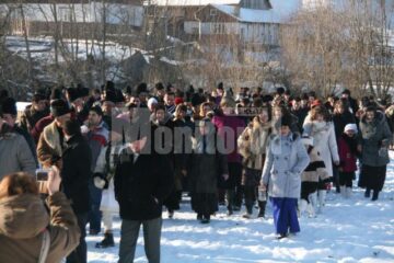 Tradiție: Sute de credincioși, prezenți la sfințirea apelor, la Negrileasa