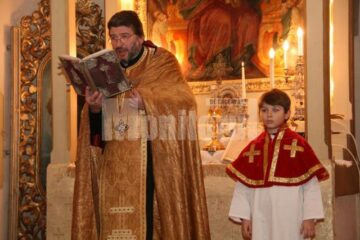 Azad Mandalian, singurul preot armean din Suceava, oficiind slujba