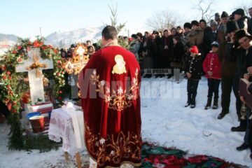 Tradiție: Sute de credincioși, prezenți la sfințirea apelor, la Negrileasa