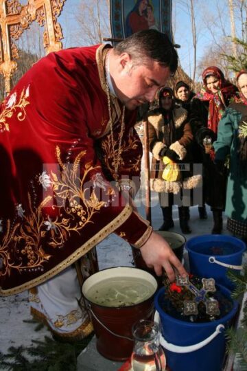 Preotul Croitoru oficiind slujba de sfintire a apei