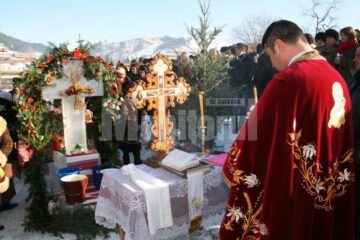Tradiție: Sute de credincioși, prezenți la sfințirea apelor, la Negrileasa