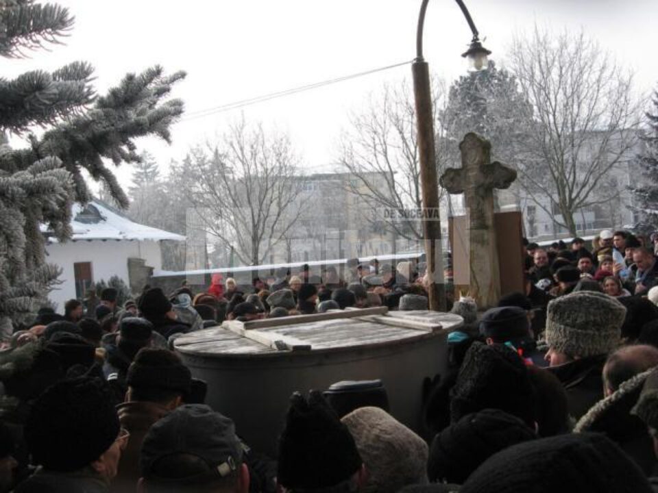 Sute de credincioși au stat în ger pentru a lua din apa sfințită de IPS Pimen