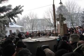 Sute de credincioși au stat în ger pentru a lua din apa sfințită de IPS Pimen
