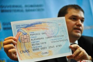 Cseke Attila a prezentat ieri macheta viitorului card de asigurare de sănătate. Foto: MEDIAFAX