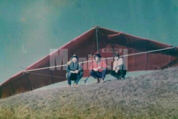 Cu deltaplanul roșu, pe dealurile de la Moara, împreună cu alți pasionați de zbor, în 1985