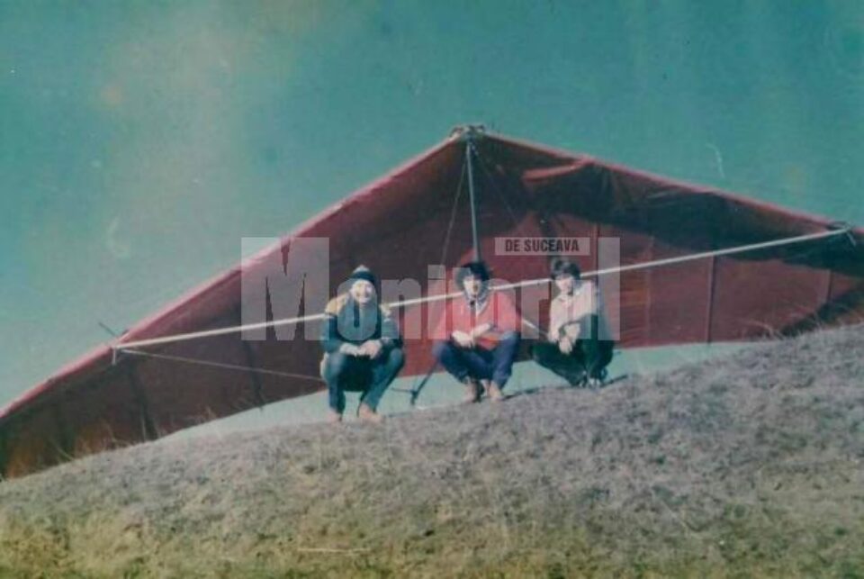 Cu deltaplanul roșu, pe dealurile de la Moara, împreună cu alți pasionați de zbor, în 1985