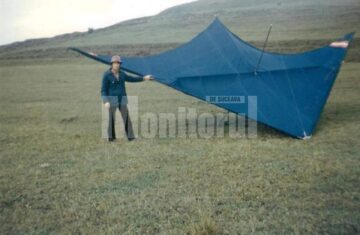Gabriel Silviu Amurăriței cu primul deltaplan construit în anul 1978