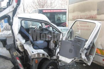Cabina autospecialei a fost grav avariată, pentru scoaterea pasagerului dintre fiarele contorsionate fiind necesară intervenția echipajului de descarcerare