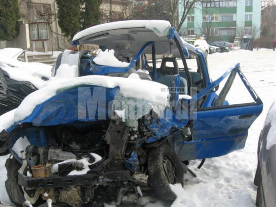 În curtea Poliției de pe strada Oituz din Suceava s-au adunat mai mult de zece mașini avariate iremediabil după accidente