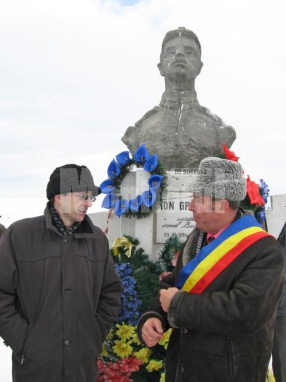 Directorul Bibliotecii Bucovinei, Gheorghe-Gabriel Cărăbuș, și primarul comunei Stroiești, Ion Băițan, la bustul eroului-cărturar Ion Grămadă