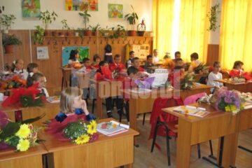 Pentru a putea funcționa, o clasă întâi trebuie să aibă minim 15 elevi și maxim 25 de elevi