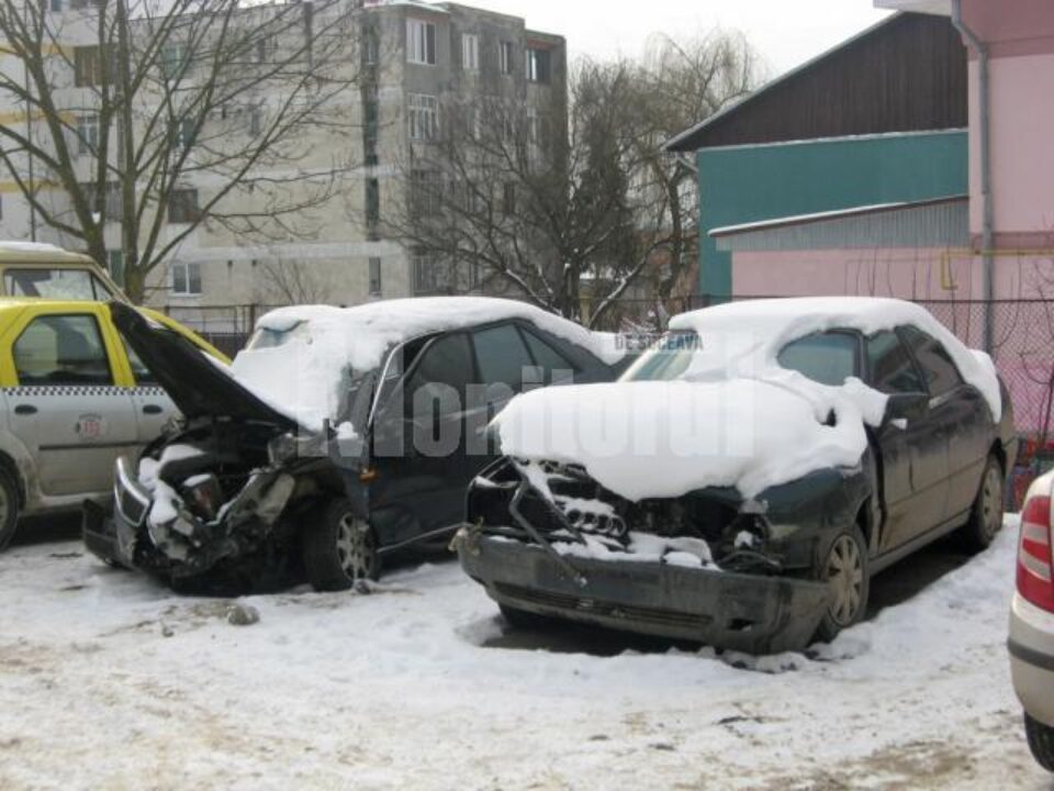 În curtea Poliției de pe strada Oituz din Suceava s-au adunat mai mult de zece mașini avariate iremediabil după accidente