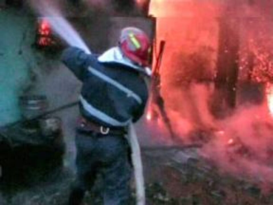 Pompierii au intervenit la stingerea a două incendii izbucnite din cauza coșurilor de fum deteriorate