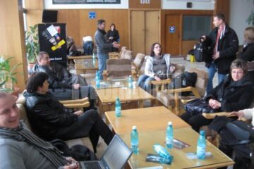 Zeci de persoane au așteptat ore întregi să zboare din Suceava spre București