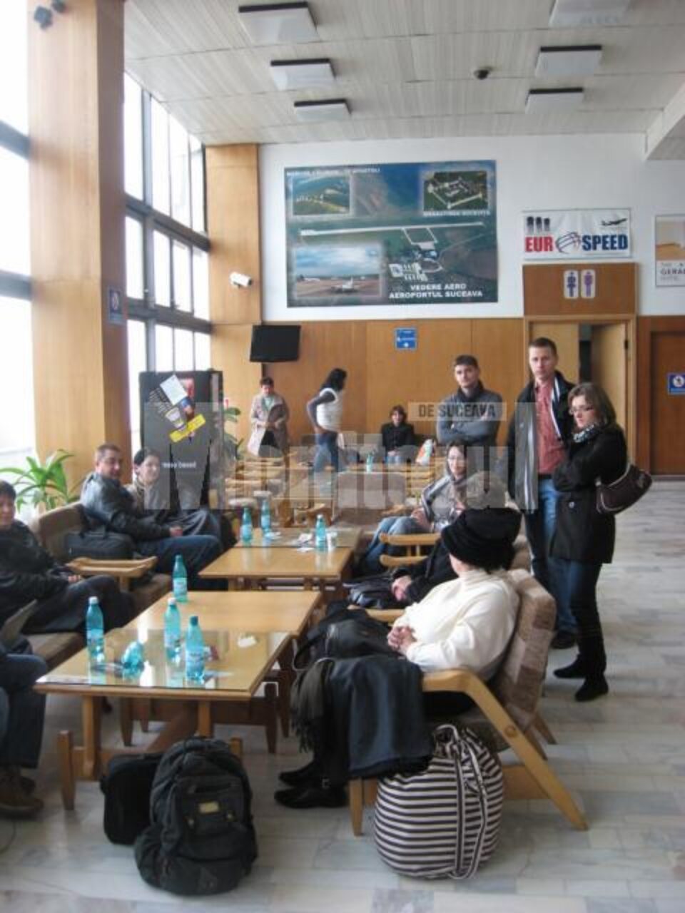 Câteva zeci de persoane care trebuiau să zboare în cursul zilei de ieri de la Suceava la București, blocate ore întregi pe Aeroportul „Ștefan cel Mare”