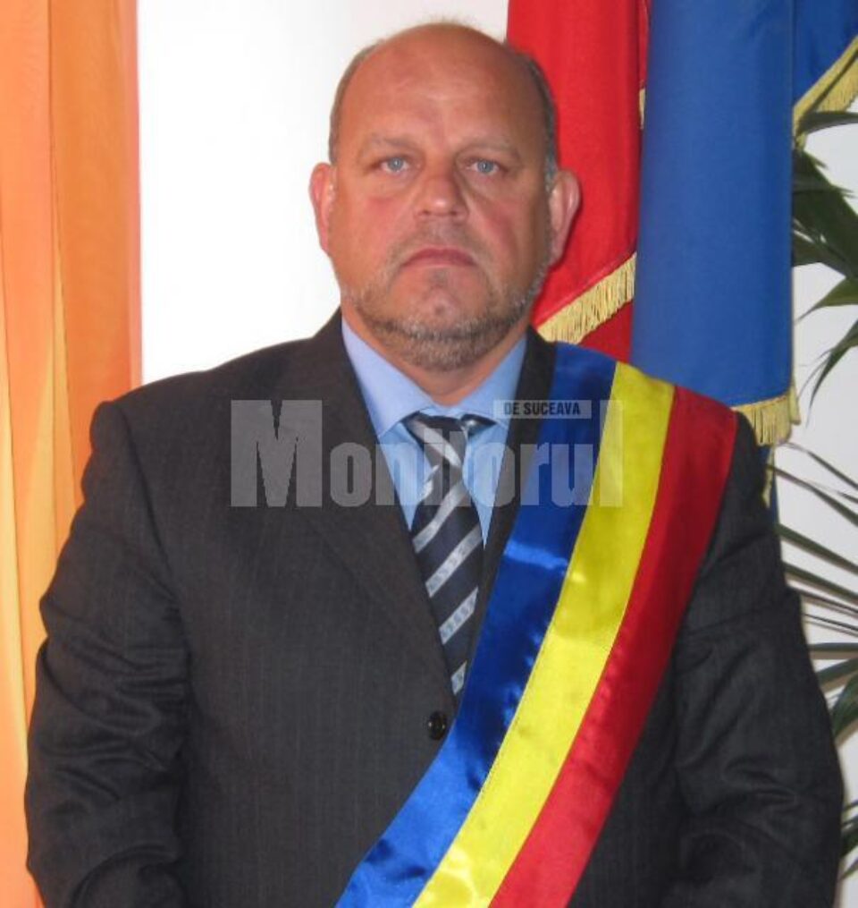 Primarul municipiului Rădăuți, Aurel Olărean, a fost primul contribuabil care și-a achitat dările locale pentru anul în curs Primarul municipiului Rădăuți, Aurel Olărean, a fost primul contribuabil care și-a achitat dările locale pentru anul în curs