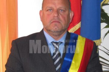 Primarul municipiului Rădăuți, Aurel Olărean, a fost primul contribuabil care și-a achitat dările locale pentru anul în curs