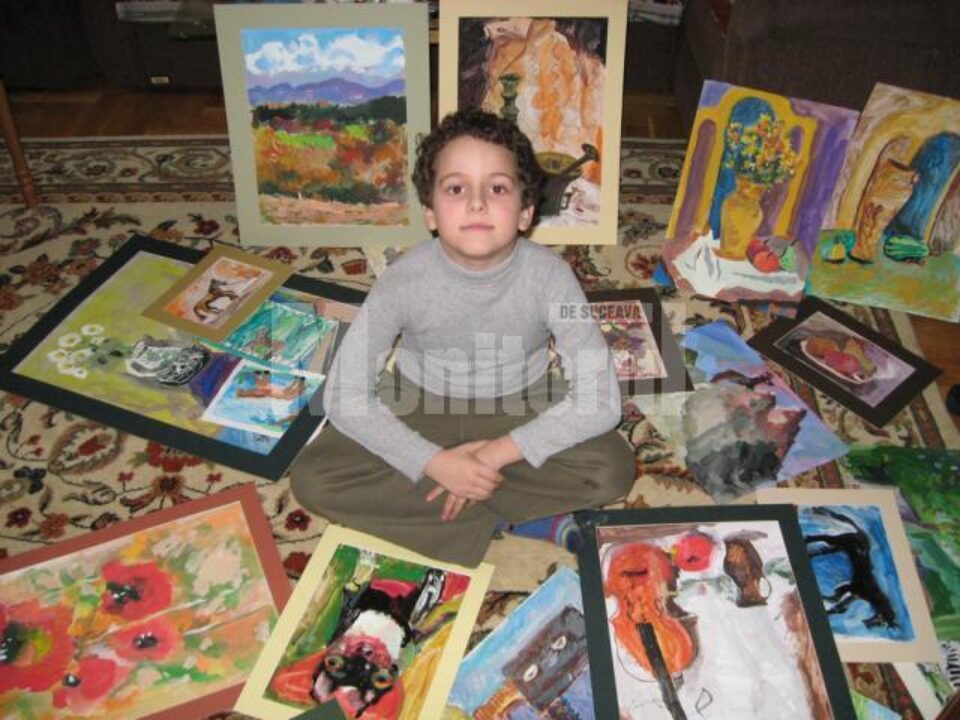 Așezat în mijlocul lucrărilor sale, David savurează bucuria culorilor