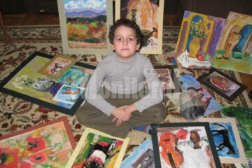 Așezat în mijlocul lucrărilor sale, David savurează bucuria culorilor
