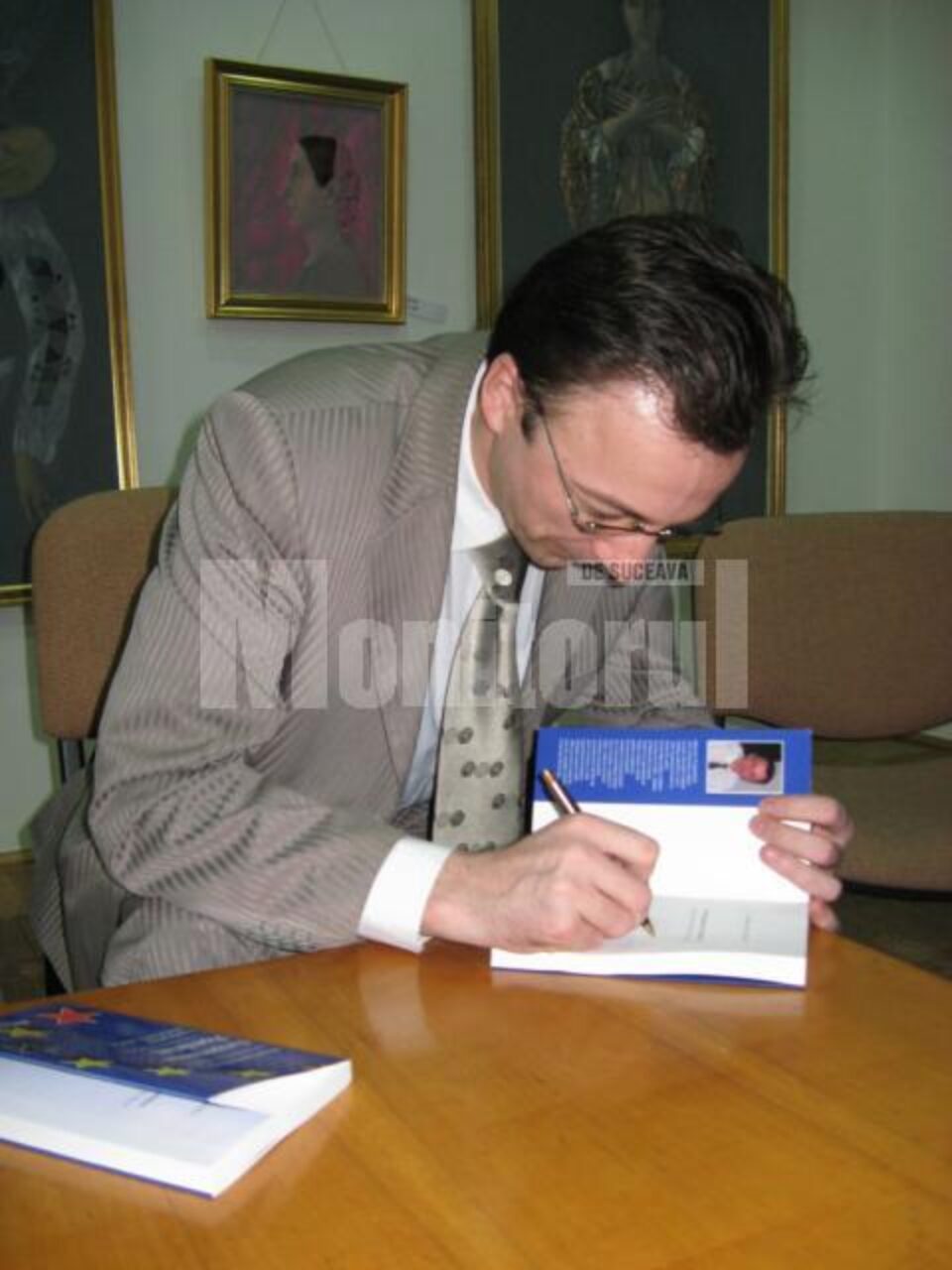 Autorul, Gheorghe-Gabriel Cărăbuș, oferind autografe
