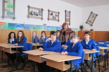 O sală de curs de la Școala cu clasele I-VIII Nr. 4 „Regina Elisabeta” din municipiul Rădăuți a fost reabilitată în proporție de sută la sută