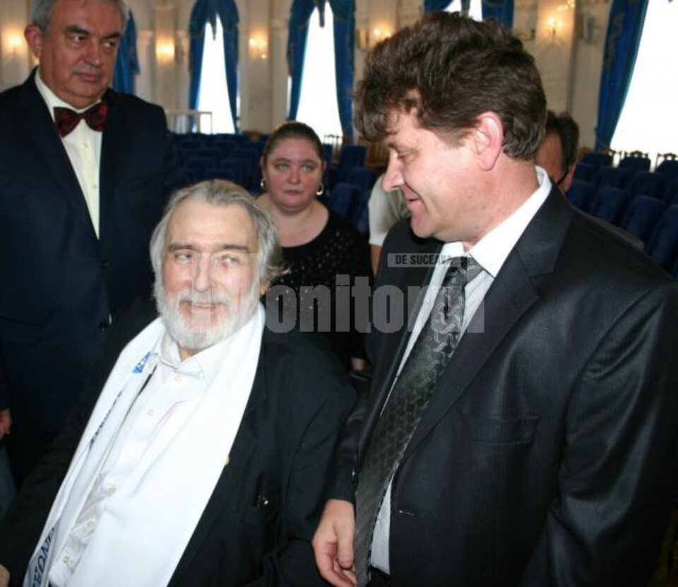 Mihai Chiriac (dreapta) a împărțit la Dumbrăveni poezii ale poetului Adrian Păunescu
