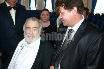Mihai Chiriac (dreapta) a împărțit la Dumbrăveni poezii ale poetului Adrian Păunescu