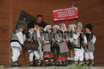 Primul grup de copii urători, alături de Gheorghe Flutur