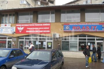 Sediul Administrației Piețelor, ocupat de partide politice