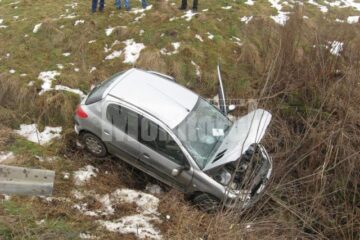 Ionela Apostol a intrat într-un parapet, pe care l-a rupt, „plonjând” cu mașina într-un șanț de pe câmpul de la marginea drumului