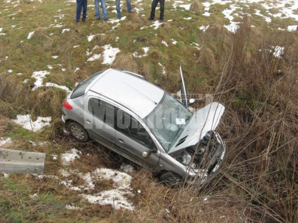 Ionela Apostol a intrat într-un parapet, pe care l-a rupt, „plonjând” cu mașina într-un șanț de pe câmpul de la marginea drumului