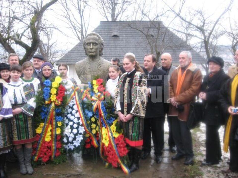 Gheorghe Flutur: „Suntem la statuia lui Mihai Eminescu, aici, la Călinești, unde astăzi am venit să-l comemorăm pe marele poet”