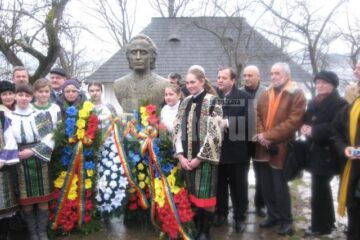 Gheorghe Flutur: „Suntem la statuia lui Mihai Eminescu, aici, la Călinești, unde astăzi am venit să-l comemorăm pe marele poet”