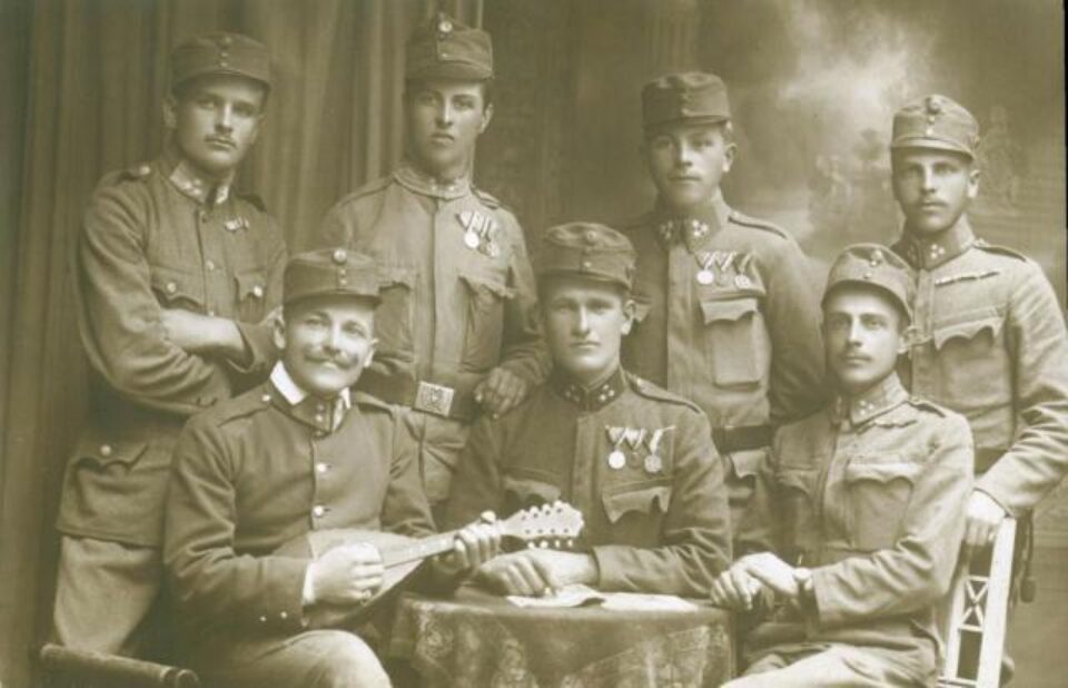 Imagini din muzeul Bucovinei din Ellis - Soldații bucovineni din Schwartzthal (acum Vadu Negrilesei, Suceava), în uniforme de Primul Război Mondial. Foto: BUKOVINASOCIETY.ORG